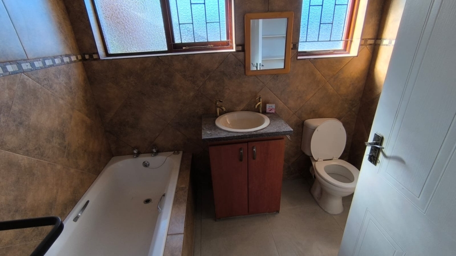 To Let 5 Bedroom Property for Rent in George East Western Cape